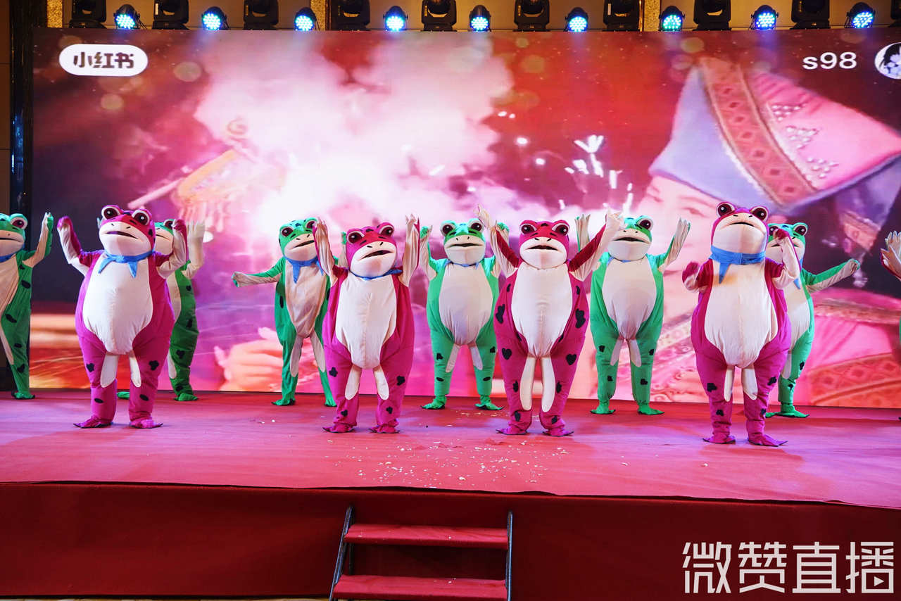 2023年全網(wǎng)火熱的《科目三》，凱琦當(dāng)然也不能錯(cuò)過(guò)，廈門(mén)分公司買(mǎi)三送一，不僅穿上了可愛(ài)的賣(mài)崽青蛙服，還把《科目三》融入舞蹈串燒《披荊斬棘的哥哥》里，潮流元素全部聚齊，引來(lái)掌聲陣陣。